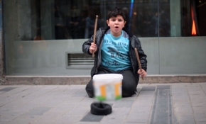 Bagetleri ve yoğurt kovasıyla hayallerine ritim tutan Suriyeli Hüseyin