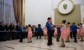 Meclis'te down sendromlu gençlerden dans gösterisi