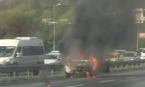 Alev alan otomobili belediye işçisi söndürdü