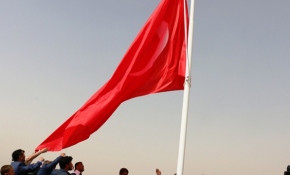 Suriye sınırına 6 metrelik Türk bayrağı asıldı