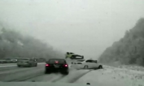 Polis yolda kalan adama yardıma giderken canından oluyordu