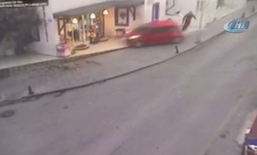 Yoldan çıkan otomobil dükkana girdi