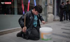 Yoğurt kovalı ritimci Hüseyin'e, TRT Müzik bateri hediye etti