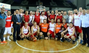 Bakan Bak, medya çalışanlarıyla gösteri maçında forma giydi