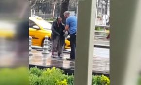 Montunu çıkarıp yağmurda ıslanan yaşlı kadına giydirdi