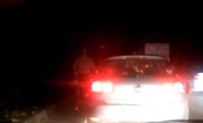 Trafikten sıkılan sürücü otoyolda spor yaptı