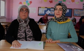 Okuma hayalini kızıyla gerçekleştirdi