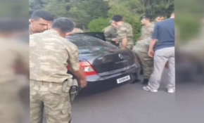 Darbeciler ile vatansever askerler arasındaki diyalog kamerada