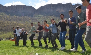 "Köye dönüş"ü halayla kutladılar