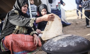 Ekmek yapıp dağıtarak Filistinli göstericilere destek oluyor