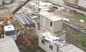 İstanbul'da işçiyi vinçle taşıdılar