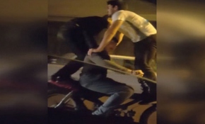 3 gencin motosikletteki tehlikeli hareketleri kameraya yansıdı