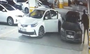 Yanlış parka kızıp, otomobilin sileceklerini kırdı