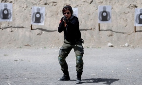 Hedefi gözü kapalı 12'den vuran kadın polis gurur kaynağı oldu