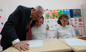 Başbakan Yıldırım, görme engelli öğrencileri ziyaret etti