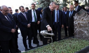 Cumhurbaşkanı Erdoğan, Alparslan Türkeş'in kabrini ziyaret etti -