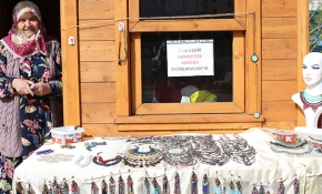 Hünerli Eller'de boncuk işleyerek kazancını Mehmetçiğe gönderdi