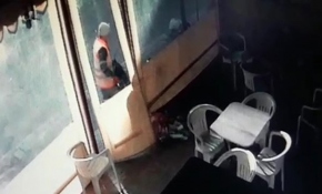 Dükkanın önüne bırakılan çöpleri iş yerinin içine attı