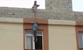 Çilingir çağırmak yerine çocuğunu iple çatıdan sarkıttı