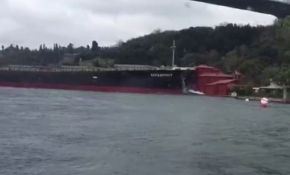 İstanbul Boğazı'nda bir gemi yalıya çarptı