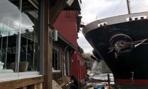 İstanbul Boğazı'nda bir gemi tarihi yalıya çarptı