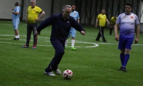 Maliye Bakanı Ağbal halı saha maçında forma giydi