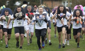 İngiltere'deki geleneksel eş taşıma yarışında çiftler ter döktü