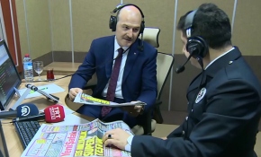 İçişleri Bakanı Soylu Polis Radyosu'na konuk oldu, haber sundu