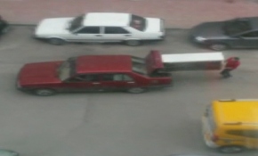 Buzdolabını otomobilin bagajında böyle taşıdılar