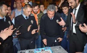 Manisa'da kavga ihbarına giden polislere sürpriz kutlama