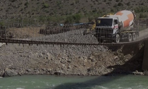 Ölümü göze alarak köprüyü kullanıyorlar