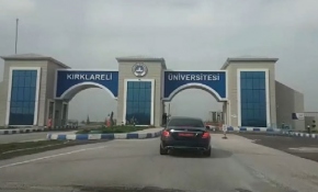 Kırklareli Valisi Çiftçi, geç kalan öğrencileri derse yetiştirdi