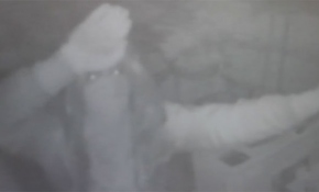 Önce dükkanı soydu, sonra kameralara dönüp oynadı