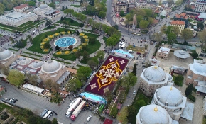 Dünyanın en büyük lale halısı havadan görüntülendi