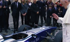 Papa Formula aracını kutsadı