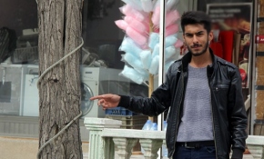 Kaldırımdaki ağaç 2 çocuğun hayatını kurtardı