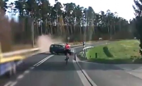 Kontrolden çıkan otomobil bisikletliye çarptı