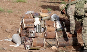 TSK, Afrin’de evlere tuzaklanan bombaları imha etti