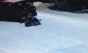 Kamyonun altına girdi, şans eseri hayatta kaldı