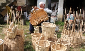"Bekir Dede" 72 yıldır sepet örerek geçimini sağlıyor