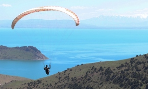 Van Gölü'nün muhteşem manzarası paraşüt tutkunlarını bekliyor