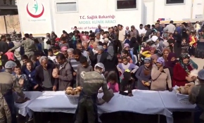 Mehmetçik Afrin’de günlük 15 bin ekmek dağıtıyor