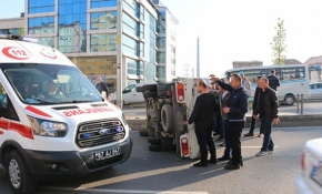 Devrilen kamyonetini kaldırıp yoluna devam etti