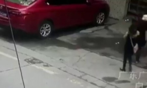 Yolda yürüyen kadının başına köpek düştü