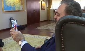 Bakan Eroğlu yorgunluğunu torunlarıyla atıyor