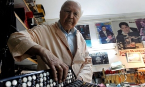 65 yıllık akordeon ustası mesleğini bırakmıyor