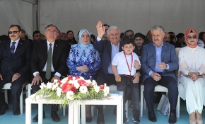 Başbakan Binali Yıldırım'ın İzmir programına torunu renk kattı