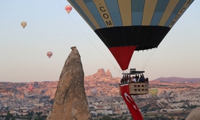Kapadokya'da balonlar 23 Nisan için havalandı