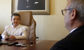 Vali koltuğuna oturan minikten belediye başkanına talimat