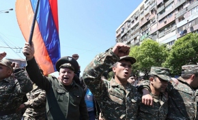 Ermenistan'daki protestolara askerler de katıldı